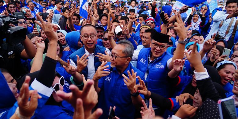 Ketua Umum Partai Amanat Nasional (PAN) Zulkifli Hasan (Zulhas) bersama rombongan PAN menemui simpatisan PAN di Lapangan Ketang Baru, Manado, Sulawesi Utara, Rabu (24/1/2024).