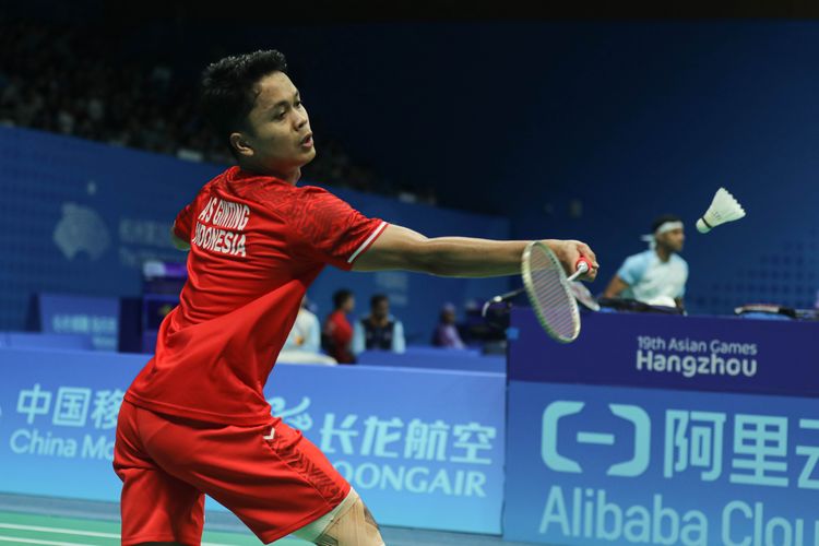 Anthony Sinisuka Ginting saat bertanding pada babak 16 besar Asian Games 2022 di Binjiang Gymnasium, Hangzhou, China, Rabu (4/10/2023). Terkini, PBSI meminta maaf karena bulu tangkis gagal mempersembahkan medali Asian Games 2022. 