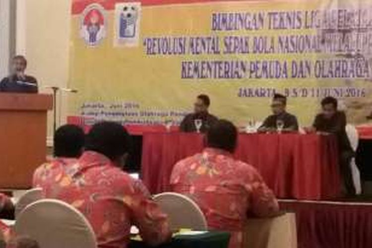 Deputi Pembudayaan Olahraga, Raden Isnanta (podium) saat membuka Bimtek Liga Sepakbola Pelajar U16 di Jakarta, Kamis (9/6)