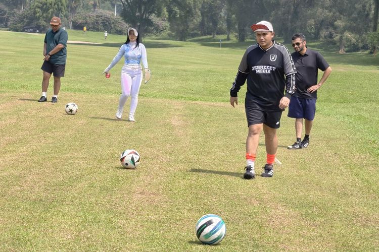 Presenter olahraga nasional, Valentino Simanjuntak, menjajal lapangan untuk bermain Footgolf di Palm Hill Golf Club, Sentul, Jawa Barat, pada Kamis (25/9/2025).