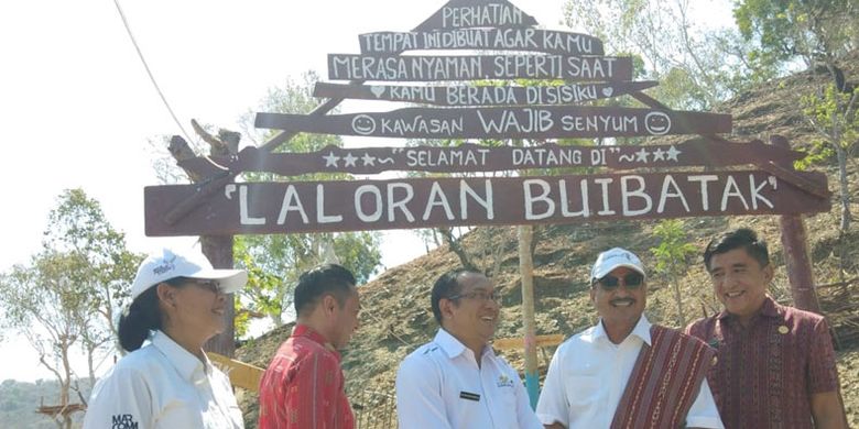 Menteri Pariwisata Arief Yahya menyempatkan diri melihat langsung pohon Asam Jokowi di Desa Tulakadi, Kecamatan Tasifeto Timur, Kabupaten Belu, Nusa Tenggara Timur (NTT), Kamis (4/10/2018). Pada tahun 2014, Presiden Joko Widodo, pernah singgah dan duduk bercerita dengan warga setempat, serta memberikan uang sebanyak Rp 112 juta kepada warga.