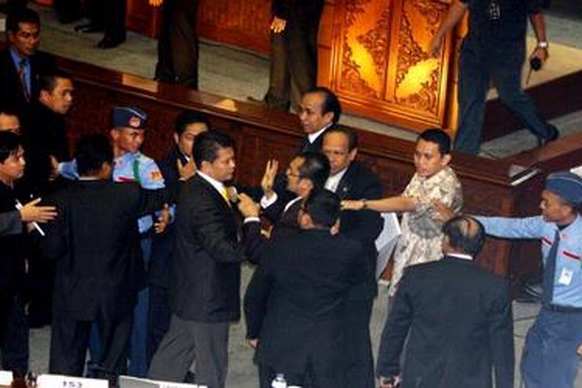 Kericuhan antara anggota DPR RI saat rapat Paripurna dengan agenda pembacaan kesimpulan akhir dan rekomendasi Tim Pansus Hak Angket Bank Century di Gedung DPR RI, Jakarta, Selasa (2/3/2010).