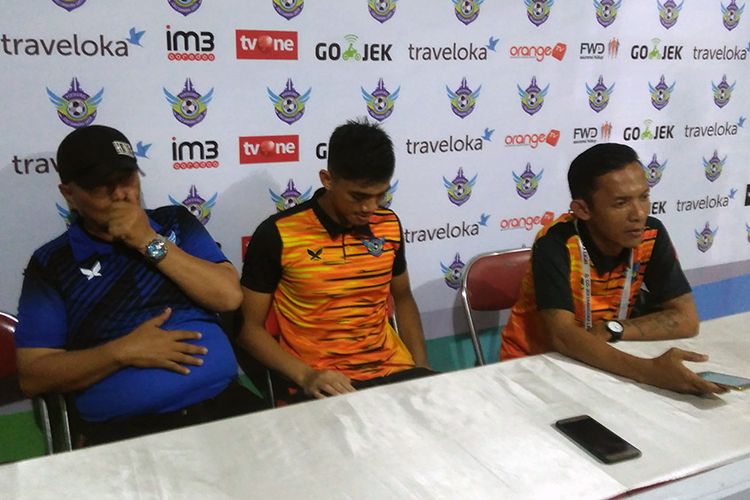 Pelatih Persegres Gresik United Hanafi (kiri) dan Fitrul Dwi Rustapa (tengah), selepas pertandingan kontra PSM Makassar, Minggu (28/5/2017). 