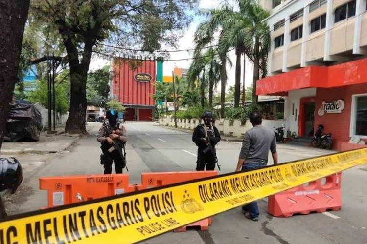 Lokasi ledakan diduga bom bunuh diri di Gereja Katedral, Jl Kajaolalido, Makassar, saat ini telah dipasangi garis polisi, Minggu (28/3/2021) siang. 