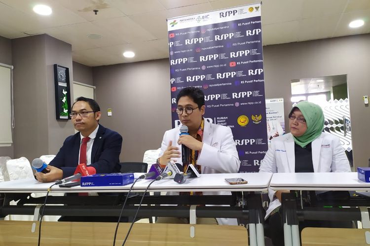 Direktur Rumah Sakit Pusat Pertamina (RSPP) dr. Kurniawan Iskandarsyah dalam konferensi pers di RSPP, Jakarta Selatan, Rabu (25/9/2019).  