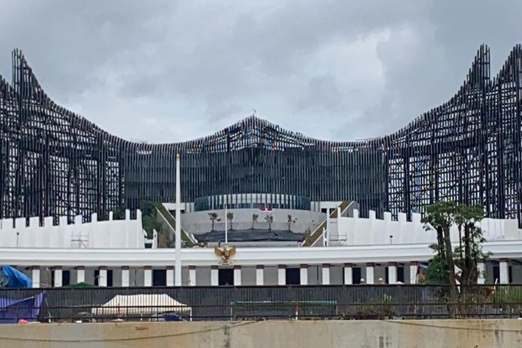 Istana Negara dengan latar belakang Istana Garuda di Ibu Kota Nusantara (IKN)