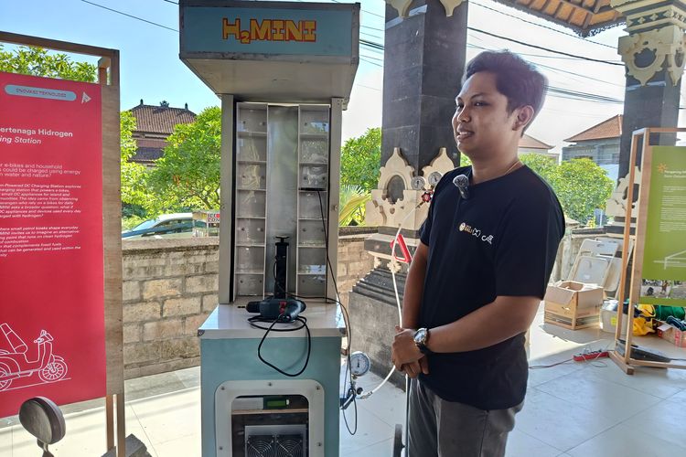 I Komang Alit Krisna Putra saat mempresentasikan H2MINI ? Stasiun Pengisian Daya DC Bertenaga Hidrogen di pameran Desa Utak Atik di Desa Serangan, Bali, Sabtu (6/12/2025). Desa Utak Atik digagas oleh CAST Foundation, Fab Lab Bali, dan Meaningful Design Group.