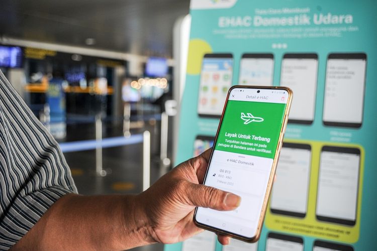 Calon penumpang menunjukkan electronic-Health Alert Card (e-HAC) yang telah diisi di Bandara Husein Sastranegara, Bandung, Jawa Barat, Kamis (3/3/2022). Untuk menghindari antrean panjang di bandara saat kedatangan, pemerintah membuat kebijakan baru yang mengharuskan pelaku perjalanan domestik untuk mengisi e-Hac sebelum keberangkatan. ANTARA FOTO/Raisan Al Farisi/wsj.