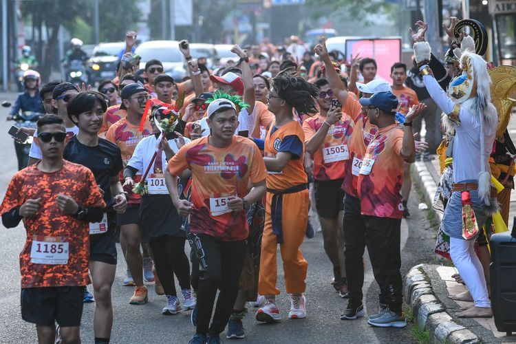 Beberapa orang berlari menggunakan cosplay dalam Frienship Run di Bandung pada Minggu (4/6/2023), merupakan ajang pemanasan menuju Borobudur Marathon Powered by Bank Jateng.