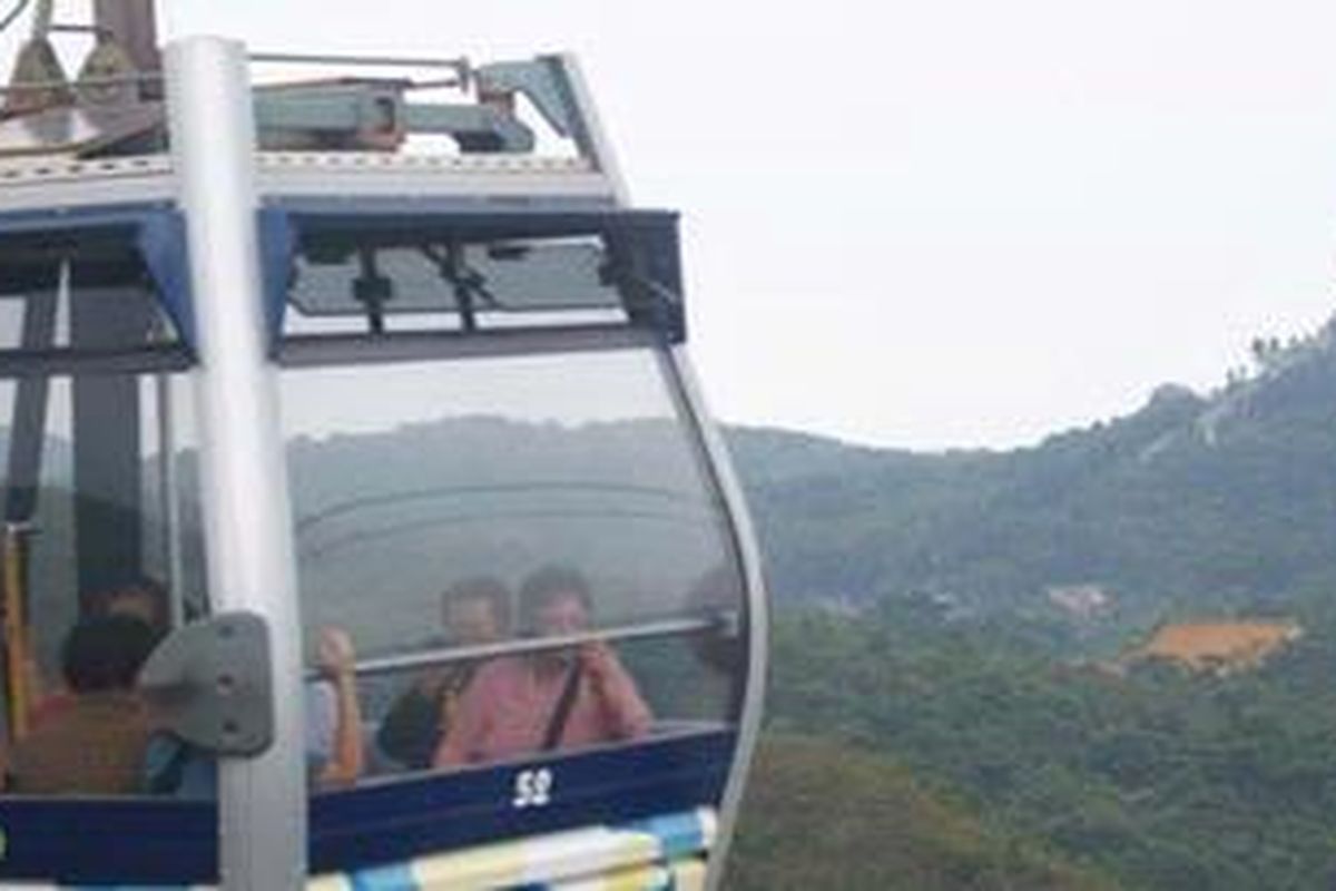 Pengalaman naik cable car ke Ngong Ping dengan rute sangat jauh yakni 5,7 km yang melintasi beberapa gunung dan laut.
