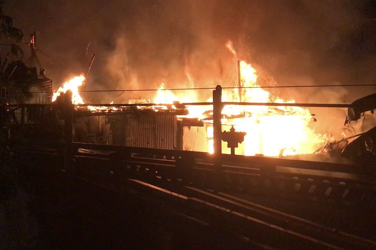 Kebakaran melalap sejumlah rumah di pinggir Jalan Kemanggisan Utama Raya, Kemanggisan, Palmerah, Jakarta Barat pada Kamis (24/3/2022) sekitar pukul 21.20 WIB.