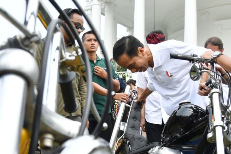 Presiden Indonesia Joko Widodo menjajal motor kustom Chopperland di Istana Bogor saat perayaan Hari Sumpah Pemuda, Sabtu (28/10/2017).