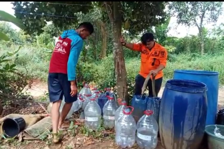 Penyaluran bantuan air bersih di Kampung Cibenda, Desa Parungmulya, Kecamatan Ciampek, Karawang yang mengalami kekeringan.