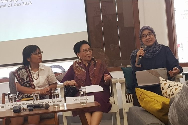 Ketua Manajemen Pengetahuan YLBHI Rahma Mary (kanan) saat berbicara dalam diskusi AMAN bertajuk Menjelang 100 Hari Pemerintahan Jokowi-Maruf; Bagaimana Nasib Rancangan UU Masyarakat Adat di kawasan Cikini, Menteng, Jakarta Pusat, Senin (9/12/2019).