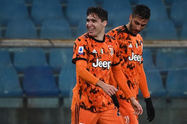 Federico Chiesa (kiri) usai mencetak gol dalam pertandingan Sampdoria vs Juventus pada lanjutan Liga Italia 2020-2021 di Stadion Luigi Ferraris, Minggu (31/1/2021) dini hari WIB. 