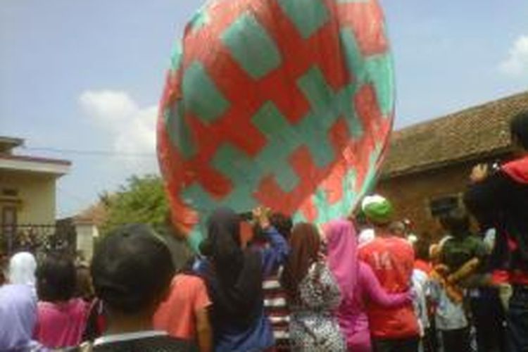 Warga kampung Panawuhan kelurahan Sukajaya, Tarogong Kidul, Garut gagal menerbangkan balon kertas raksasa, Senin (11/11/2013) siang.
