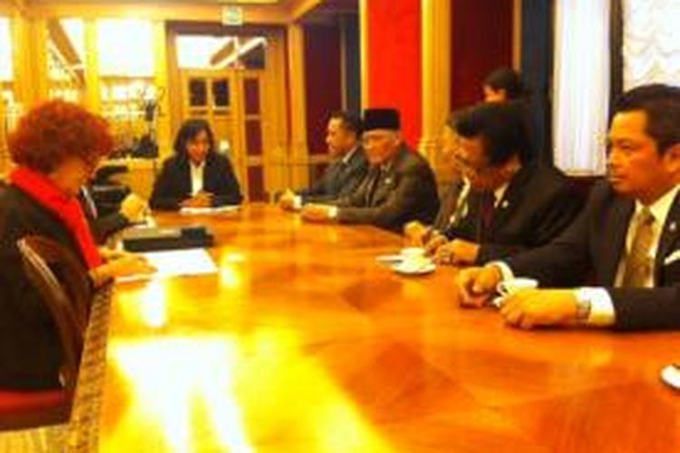 Delegasi MPR RI ketika bertemu Wakil Ketua Senat Italia Valeria Fedeli di Gedung Senat Italia atau Piazza Madama, Kamis (8/10/2015).