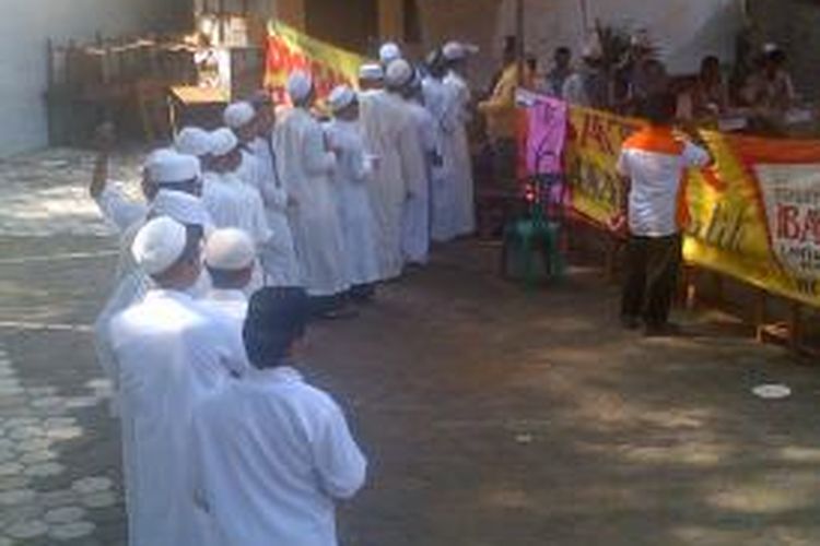 Santri pondok pesantren Al Miftah antusias mengikuti coblosan ulang dengan berseragam jubah putih, Ahad (27/4/2014).