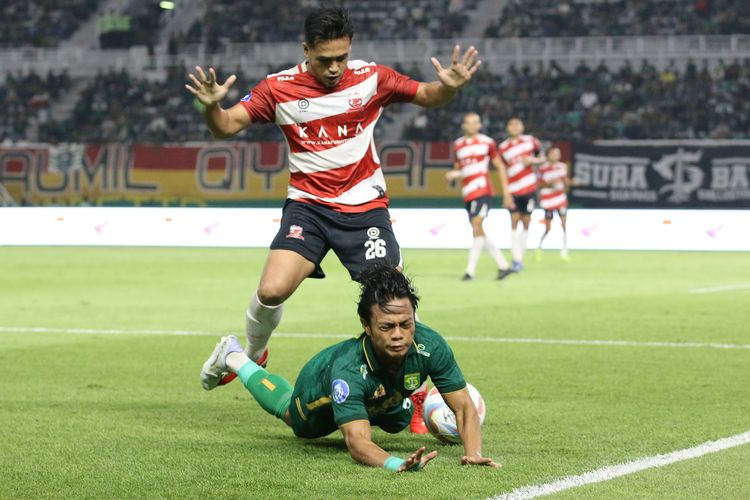 Laga Liga 1 antara Persebaya vs Madura United di Stadion Gelora Bung Tomo, Surabaya, Rabu (13/3/2024).