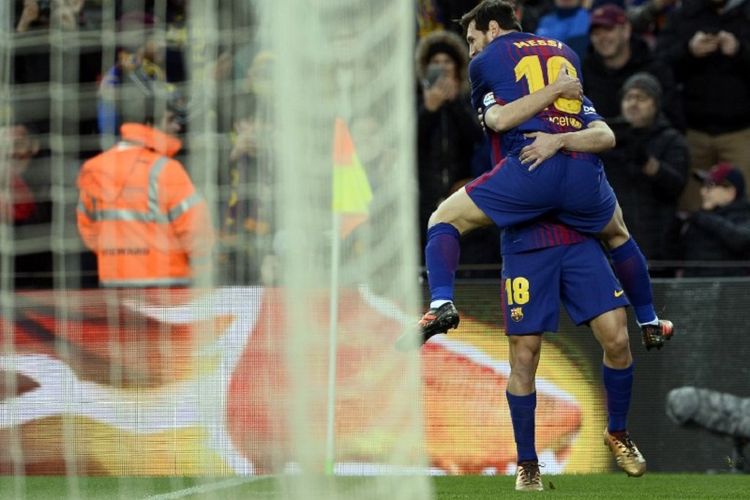 Lionel Messi merayakan gol Barcelona ke gawang Levante di Stadion Camp Nou dengan melompat ke arah Jordi Alba, Minggu (7/1/2018).