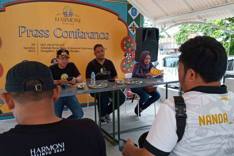 Bupati Bangka, Mulkan (kiri) di dampingi panitia dalam persiapan Harmoni Belinyu di Bangka, Minggu (20/8/2023).