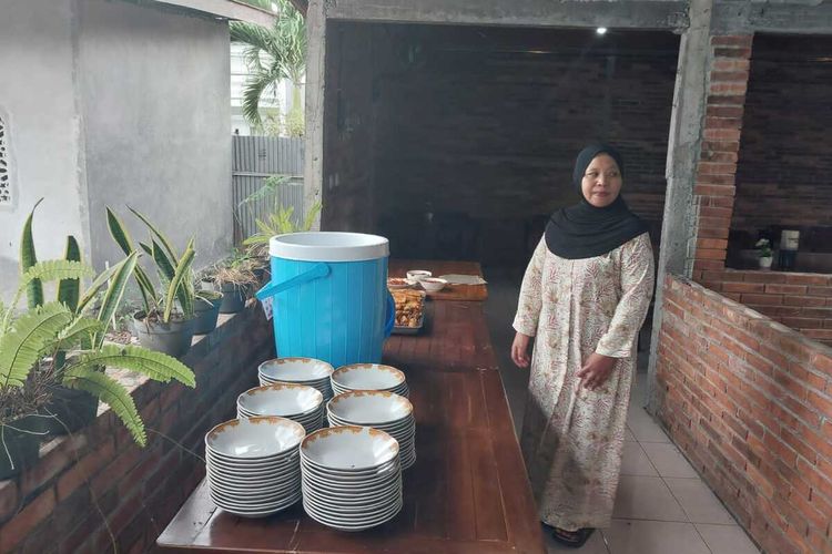 Owner Gudeg Yu Djum Pusat, Anistria Febriani saat menyiapkan makanan gratis untuk mahasiswa, pelajar hingga perantau di Yogyakarta yang terdampak bencana alam di Aceh, Sumatera Barat dan Sumatera Utara