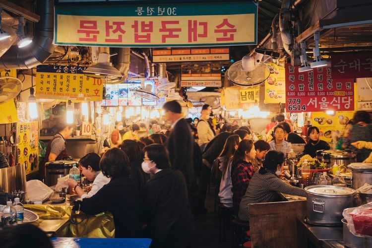 Ilustrasi tempat makan kalguksu di Korea Selatan.