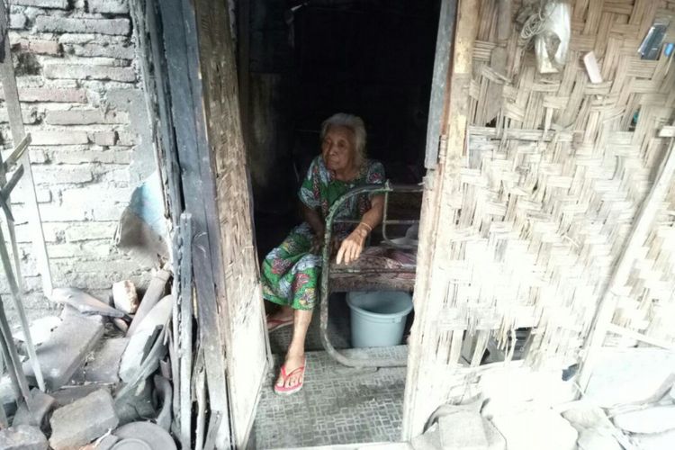 Mak Yah nenek yang tinggal di kandang ayam 