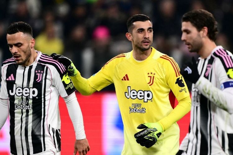 Kiper Juventus Mattia Perin menyentuh bahu Filip Kostic pada laga Serie A Italia antara Juventus dan Cagliari di Stadion Allianz, di Turin, Italia utara, pada 29 November 2025.