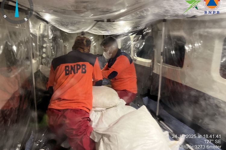 Kalbar Siaga Asap, 2 Ton Garam Disemai Lewat Udara untuk Pancing Hujan