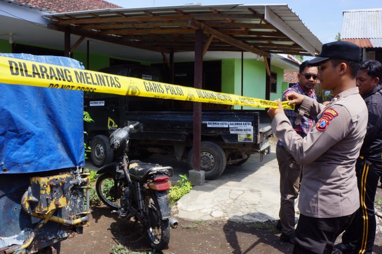 Polisi pasang garis polisi di rumah Sarwo Edi, Selasa (5/12/2023)
