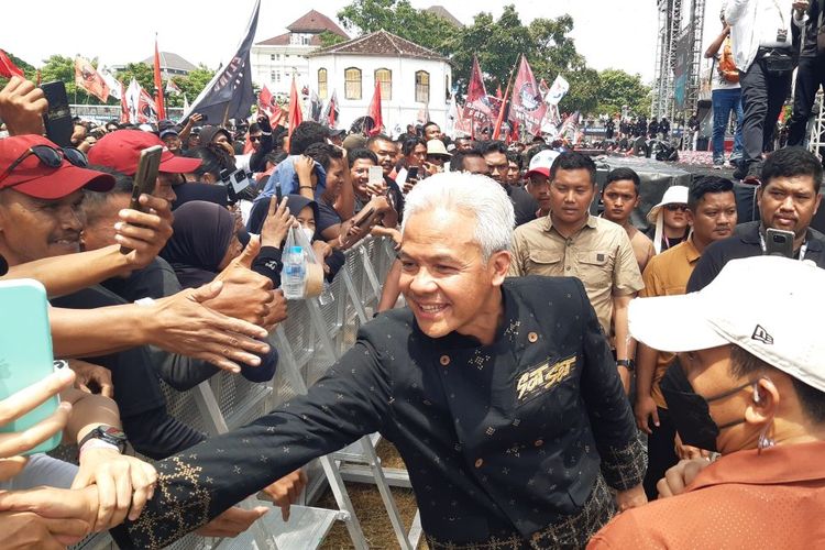Calon presiden nomor urut 3 Ganjar Pranowo menyalami pendukungnya dalam hajatan rakyat Ganjar-Mahfud di Benteng Vastenburg Solo, Jawa Tengah, Sabtu (10/2/2024).