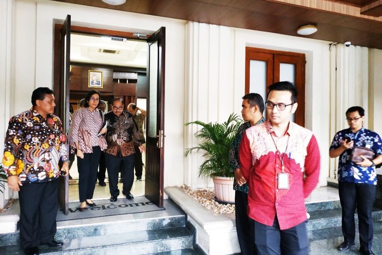 Menteri Keuangan Sri Mulyani Indrawati dan Kepala PPATK Kiagus Ahmad badaruddin usai menghadiri rapat di Kantor Kemenko Polhukam, Jumat (6/3/2020). 