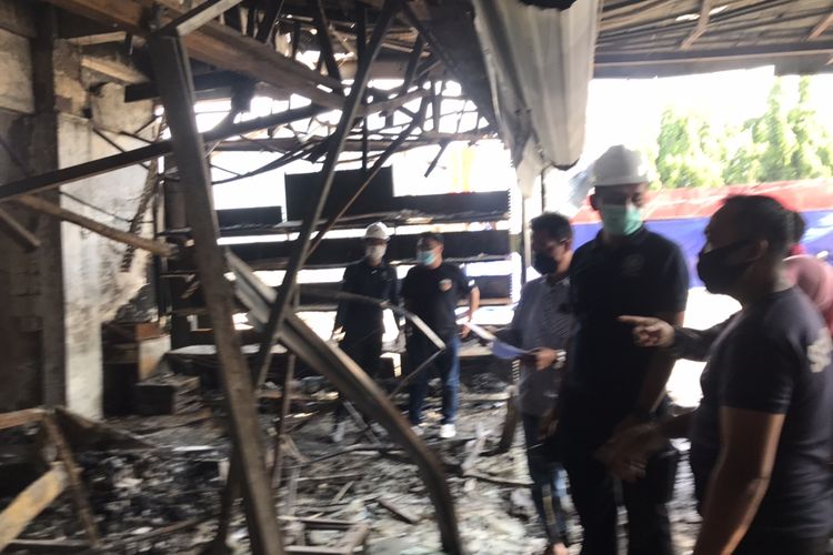 Polisi melakukan olah tempat kejadian perkara (TKP) kebakaran Cahaya Swalayan di Jalan Cilandak KKO, Ragunan, Pasar Minggu, Jakarta Selatan pada Kamis (23/9/2021) siang.