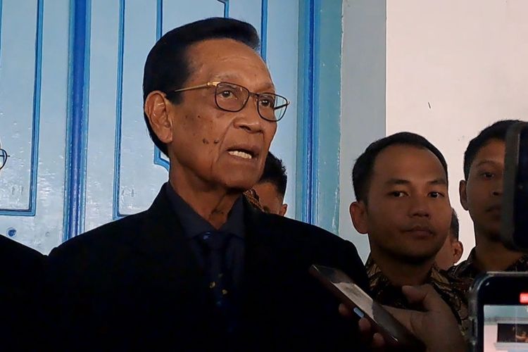 Sri Sultan Hamengku Buwono X melayat Raja Keraton Kasunanan Surakarta Hadiningrat, Kanjeng Sinuhun Paku Buwono (PB) XIII, di Sasana Parasdya, Keraton Kasunanan Solo, pada Selasa (4/11/2025).