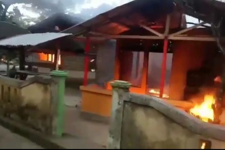 Sejumlah rumah warga di Desa Kariuw, Kecamatan Pulau Haruku, Kabupaten Maluku Tengah hangus terbakar setelah terjadi bentrok antar dua desa bertetangga di wilayah itu, Rabu (26/1/2022)