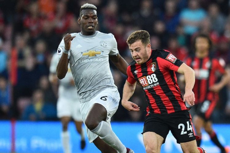 Gelandang Manchester United, Paul Pogba (kiri), berduel dengan pemain Bournemouth, Ryan Fraser, dalam laga Liga Inggris di Stadion Vitality, Bournemouth pada 18 April 2018.