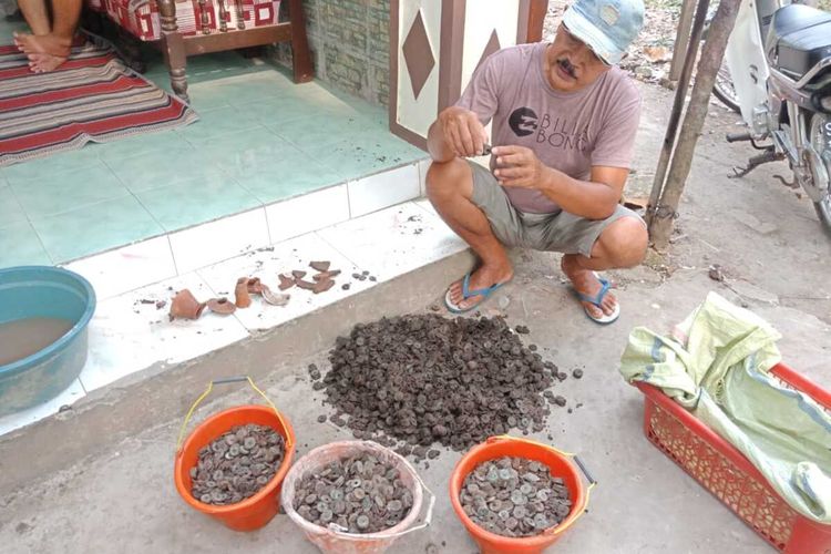 Uang kepeng dari Cina ditemukan di Desa Betek Kecamatan Mojoagung, Kabupaten Jombang, Jawa Timur, saat warga menggali tanah untuk membangun fondasi rumah, Kamis (20/5/2021).