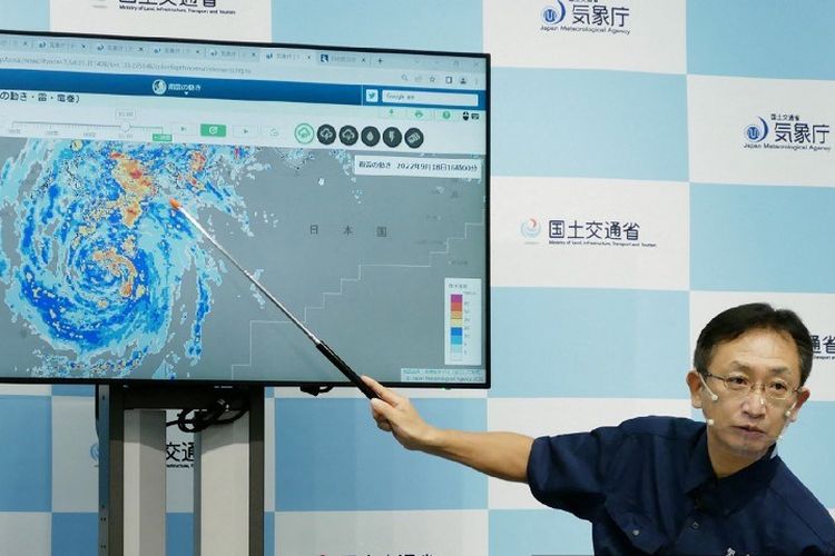 Seorang direktur Divisi Prakiraan Badan Meteorologi Jepang mengadakan konferensi pers tentang Topan Nanmadol di Tokyo pada 18 September 2022.