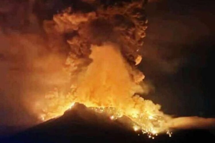 Terlihat erupsi ekplosif di Gunung Ruang Kabupaten Sitaro Provinsi Sulawesi Utara