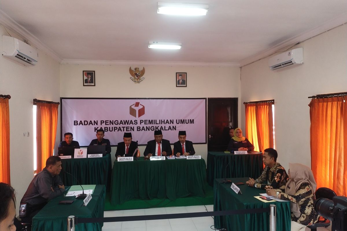 Ketiga Majelis Sidang saat memimpin sidang perdana pelanggaran administrasi yang diduga dilakukan KPUD Bangkalan saat tes CAT