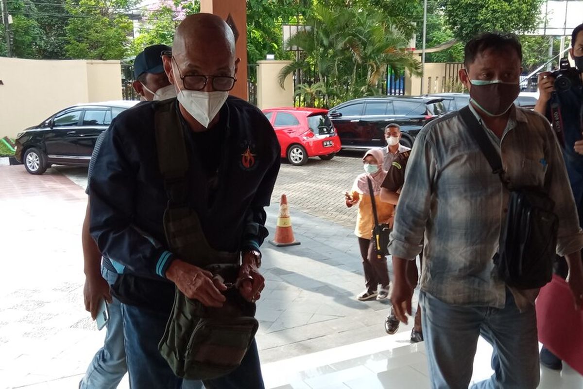 Lilik (Gundul) terpidana kasus korupsi bansos gempa Bantul saat datang di kantor Kejati DIY bersama anggota Kejati DIY, Selasa (19/10/2021).