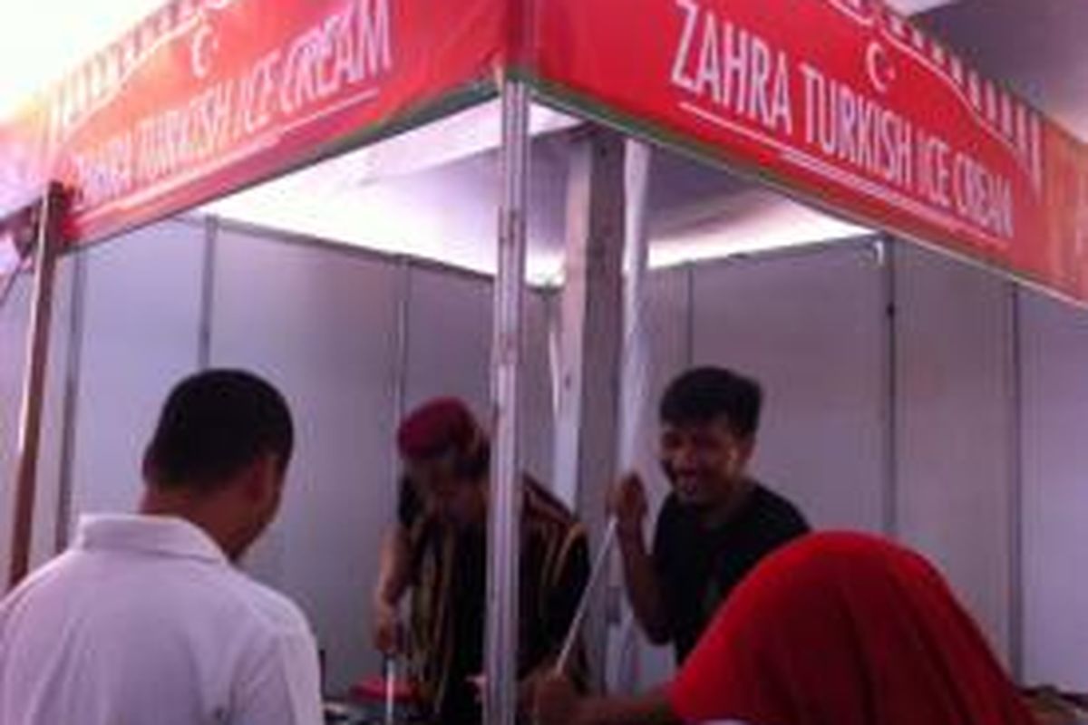 Penjual es krim Turki sedang beraksi melayani pembeli di Food Hall IIMS 2014.