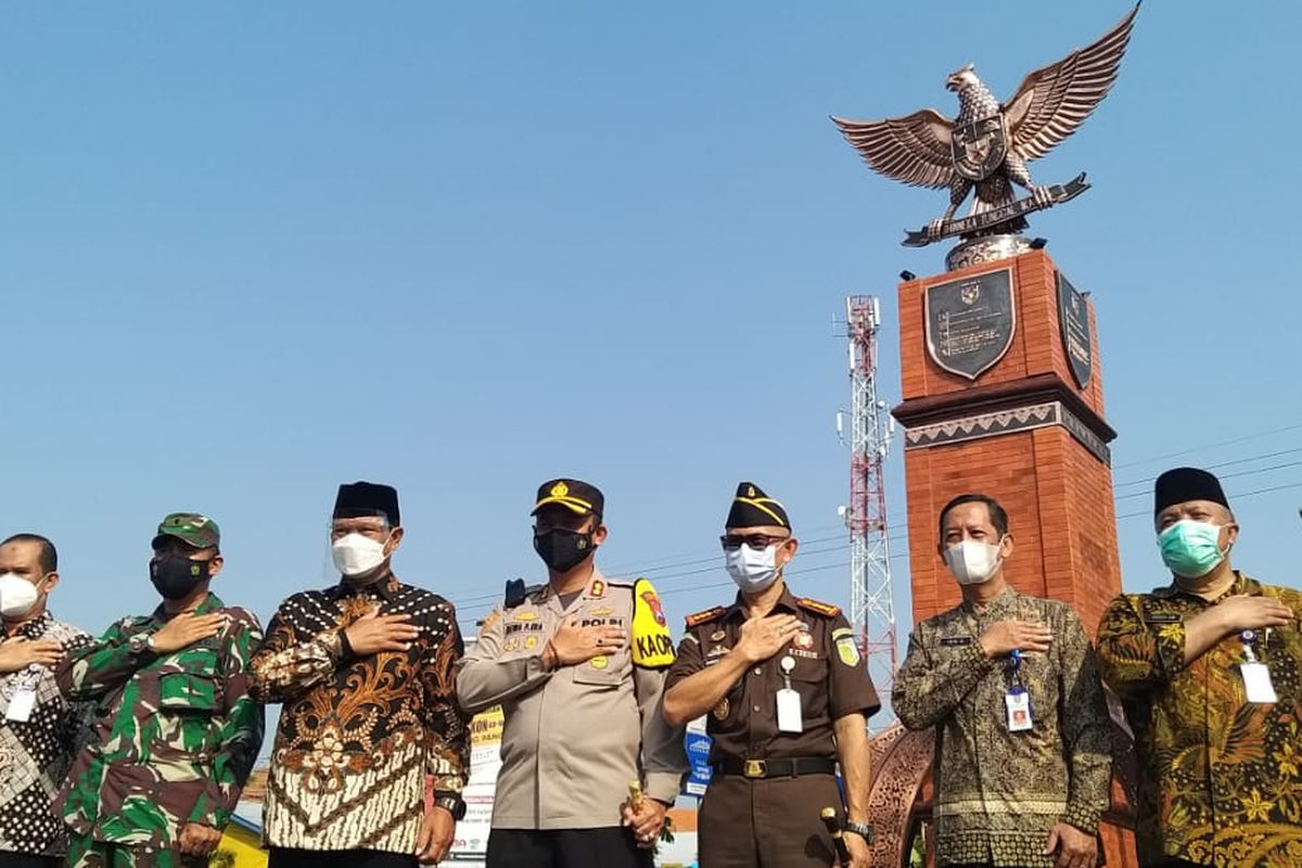 Wali Kota Madiun Maidi berfoto bersama Forpimda usai meresmikan tugu Pancasila di pertigaan pasar Spoor Kota Madiun, Kamis (29/4/2021).
