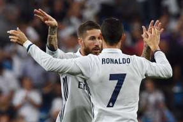 Bek Real Madrid, Sergio Ramos (kiri), melakukan selebrasi seusai membobol gawang Villarreal dalam laga La Liga di Stadion Santiago Bernabeu, Rabu (21/9/2016) atau Kamis dini hari WIB.