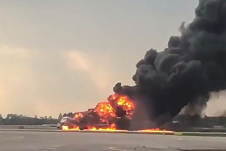 Potongan video dari akun Instagram Mikhail Norenko memperlihatkan pesawat Sukhoi Superjet 100 milik Aeroflot terbakar tak lama setelah mendarat darurat di Bandara Sheremetyevo, Moskwa, Rusia, Minggu (5/5/2019). Insiden mengakibatkan 41 orang tewas, termasuk 2 anak dan seorang awak kabin.
