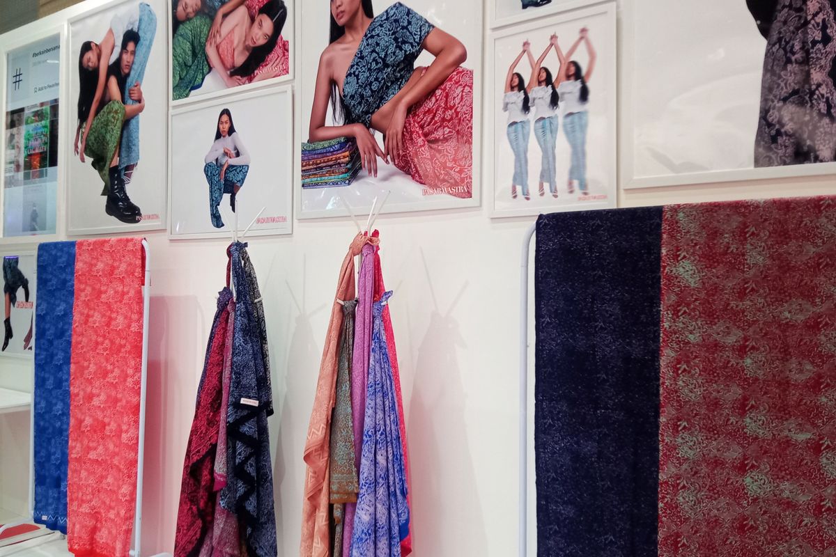 Pasar Wastra hadir sekaligus untuk memperkenalkan kain-kain tradisional kepada anak muda dan membantu perekonomian para perajin menjadi lebih baik.