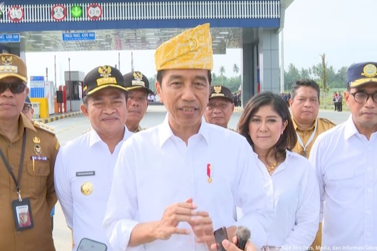Presiden Joko Widodo memberikan keterangan pers soal sikapnya dalam Pemilu 2024 di Sumatera Utara, pada Rabu (7/2/2024).