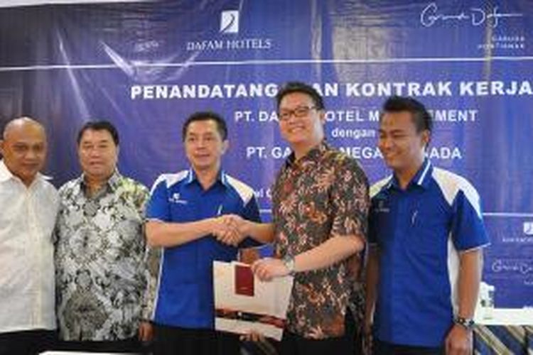 Penandatanganan kerja sama antara Dafam Hotels dan PT Garuda Mega Persada untuk mendirikan Hotel Grand Dafam Garuda Pontianak di Pontianak, Kamis (5/9/2013).