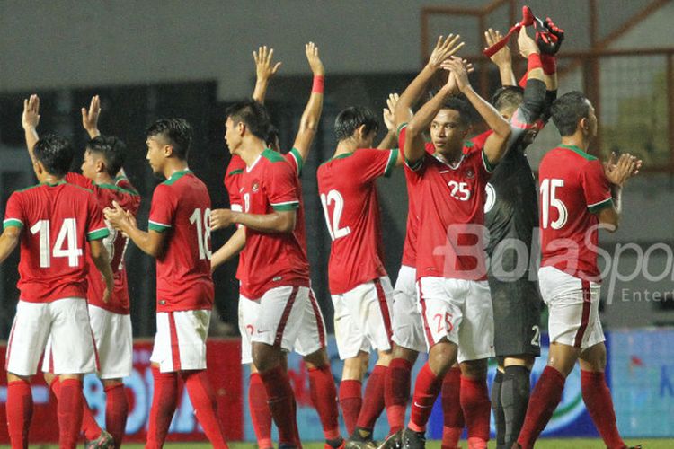 Pemain timnas Indonesia memberikan tepuk tangan sebagai ucapan terima kasih pada penonton yang sudah hadir di Stadion Wibawa Mukti, Cikarang, Kab. Bekasi, setelah kalah 0-1 melawan timnas U-23 Suriah pada Sabtu (18/11/2017).